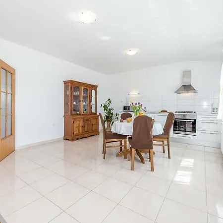 Anamarija With Sea View דירה